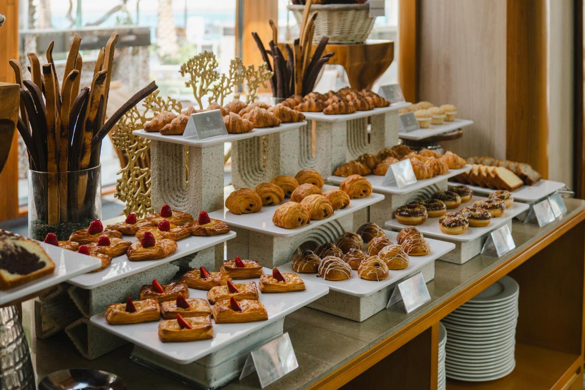 Palavra Resort Manama Dış mekan fotoğraf A selection of pastries