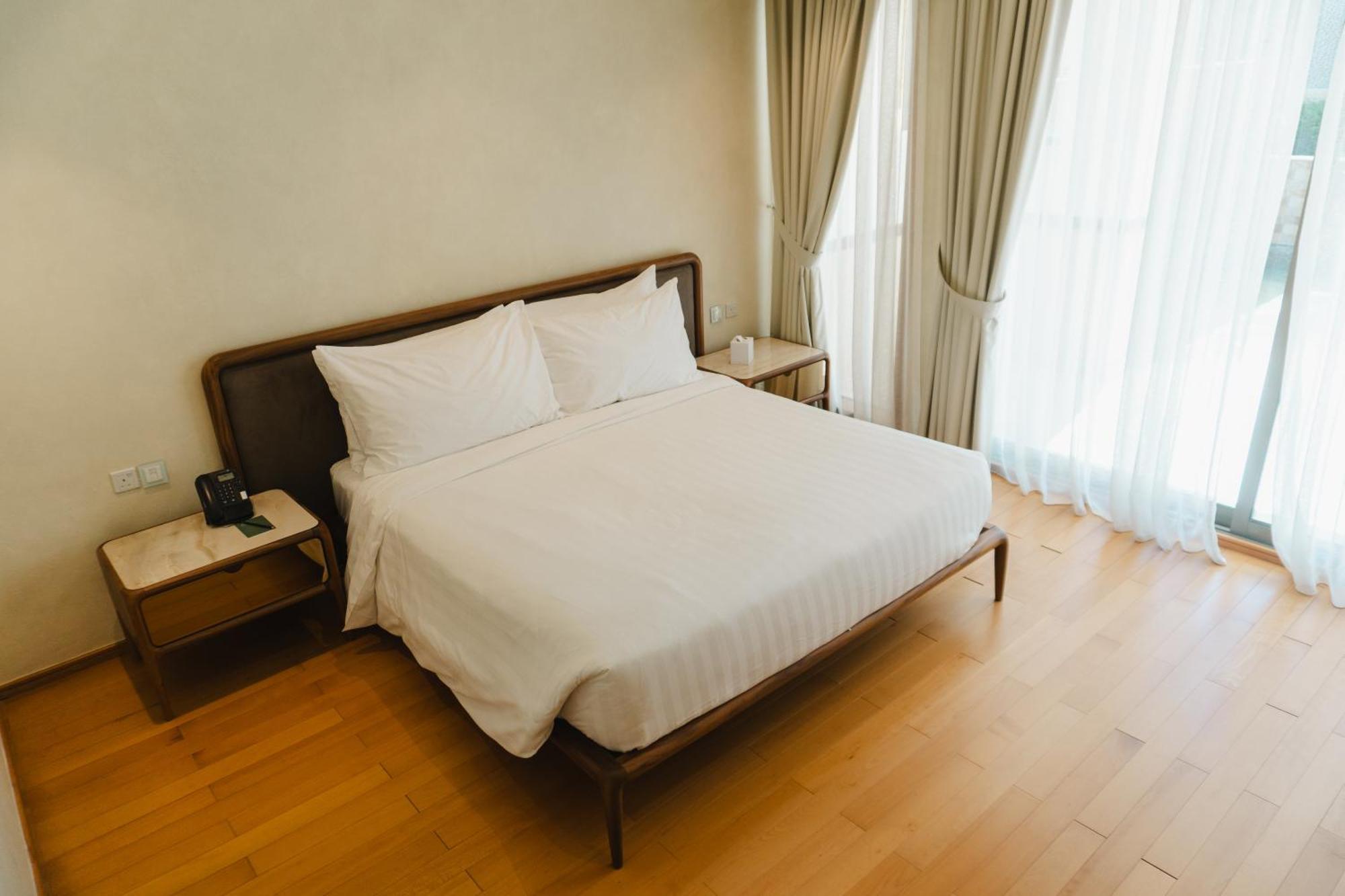 Palavra Resort Manama Dış mekan fotoğraf A bedroom in a hotel