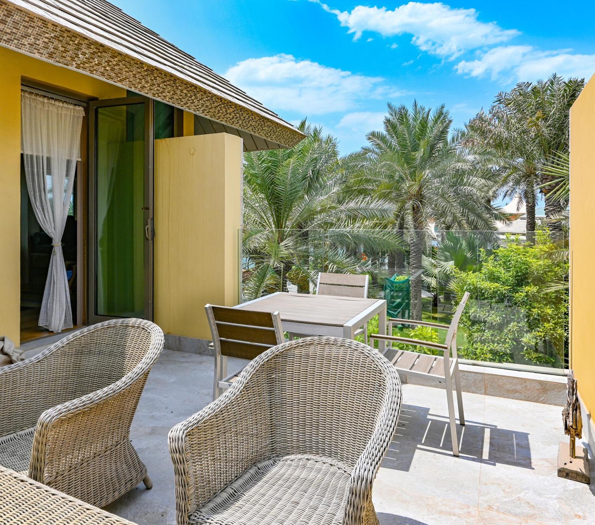 Palavra Resort Manama Dış mekan fotoğraf A balcony at Jumeirah Creekside