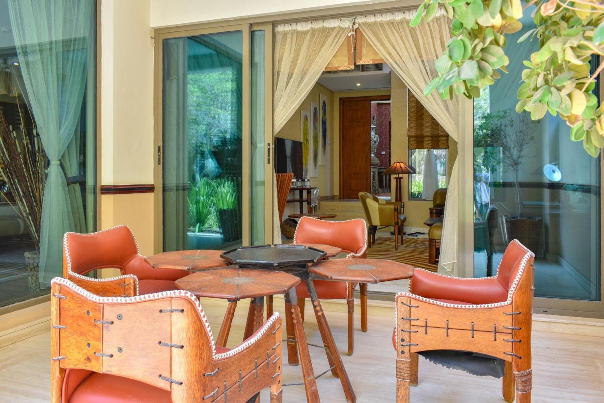 Palavra Resort Manama Dış mekan fotoğraf The interior of a suite at the hotel