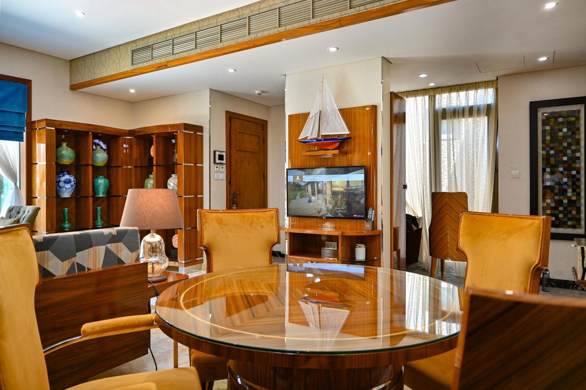 Palavra Resort Manama Dış mekan fotoğraf A dining room in a house in India