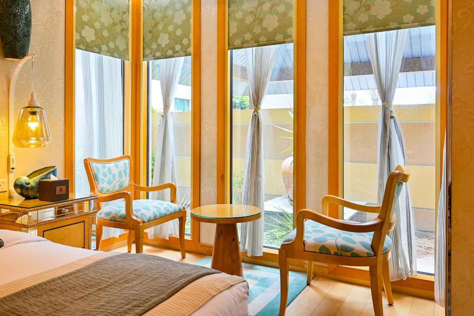 Palavra Resort Manama Dış mekan fotoğraf A room at the hotel